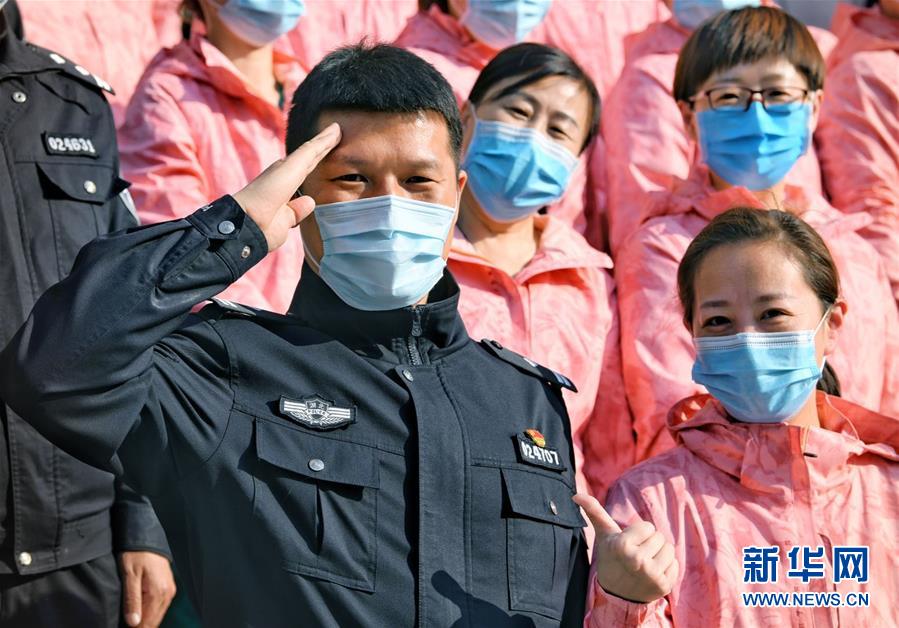 （習(xí)近平致敬的戰(zhàn)“疫”英雄·公安干警篇·圖文互動(dòng)）（1）他們，抗疫一線鑄警魂