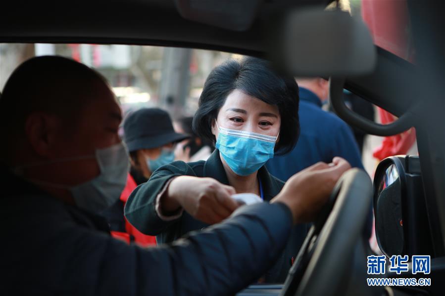 （習近平致敬的戰(zhàn)“疫”英雄·下沉干部篇·圖文互動）（2）他們，挺身而出守防線