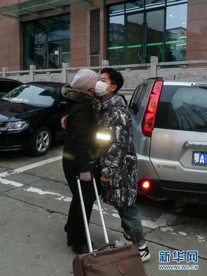 （一線抗疫群英譜·圖文互動）（3）大學(xué)生志愿者譚藝西：在武漢，我和媽媽共戰(zhàn)“疫”
