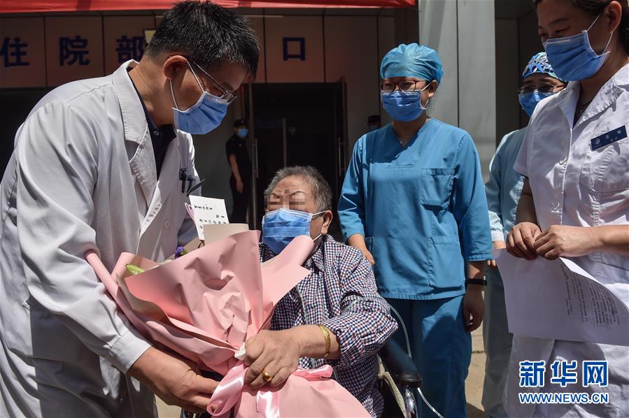 （新華全媒頭條·圖文互動）（1）“始終把人民群眾生命安全和身體健康放在第一位”——中國抗疫彰顯“生命至上、人民至上”理念