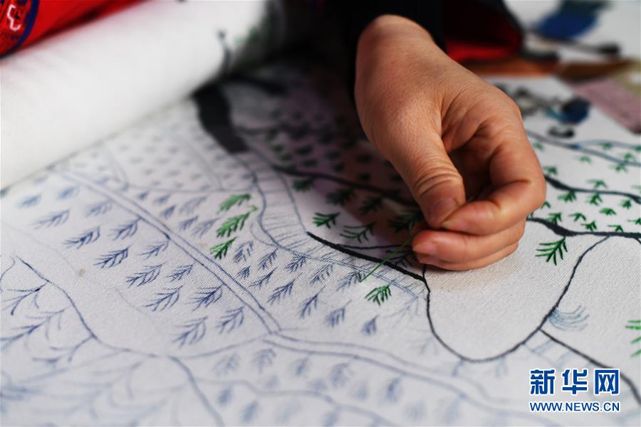 （兩會人物·圖文互動）（2）帶娃、賺錢兩不誤——一位農(nóng)民工代表眼中的脫貧新工作