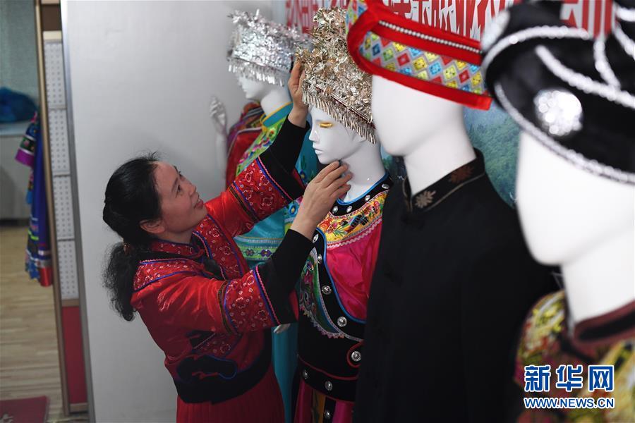 （兩會人物·圖文互動）（5）帶娃、賺錢兩不誤——一位農(nóng)民工代表眼中的脫貧新工作