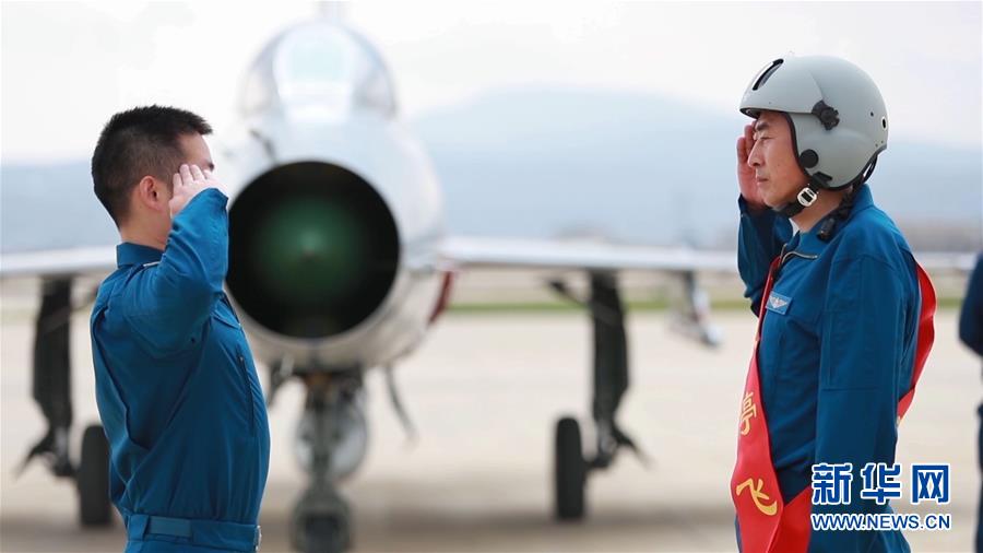 （圖文互動(dòng)）（8）5290小時(shí)！中國空軍殲擊機(jī)飛行紀(jì)錄保持者光榮停飛