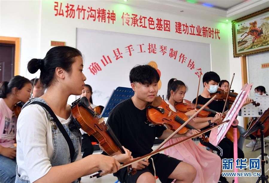 （走向我們的小康生活·圖文互動）（8）放下鋤頭，卻撥動命運的琴弦