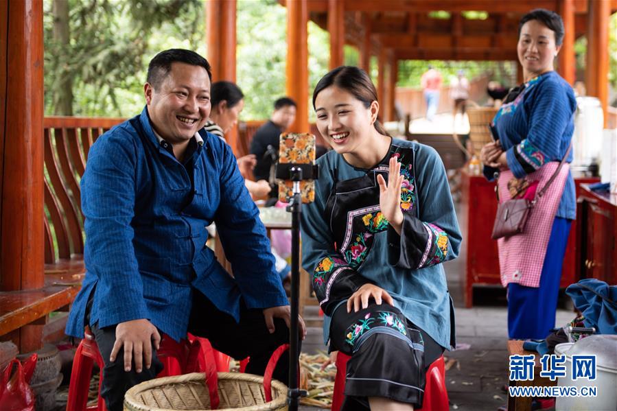 （新華全媒頭條·走向我們的小康生活·圖文互動）（10）那山，那人，那苗寨——十八洞村三代人的奮斗史