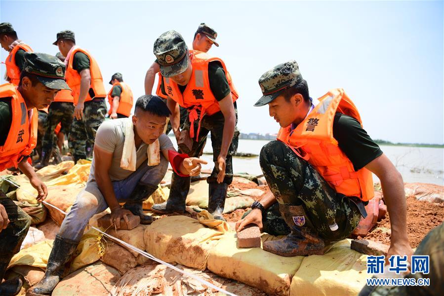 （防汛抗洪·圖文互動）（2）洪水不退，子弟兵誓死不退——解放軍和武警部隊官兵參與洪澇災害搶險救援記事