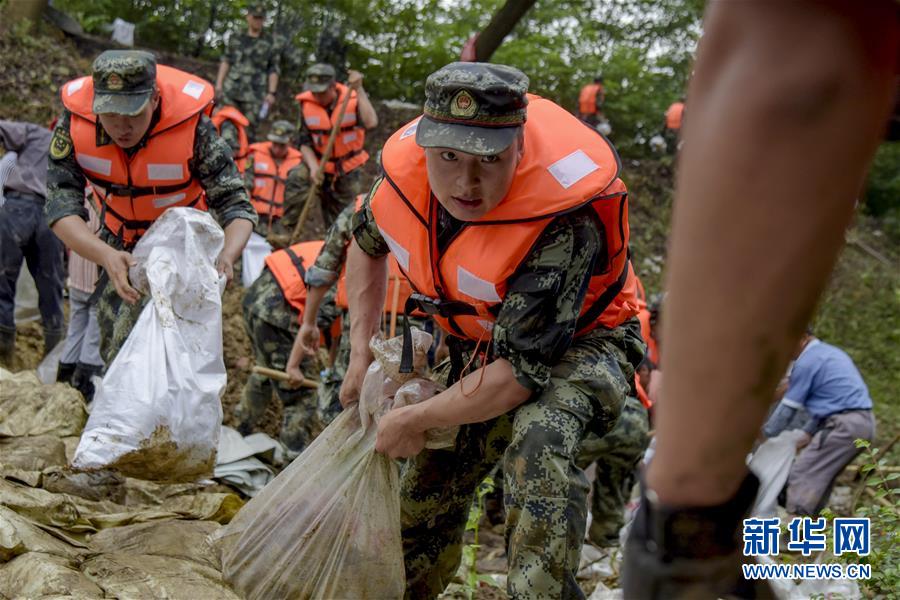 （防汛抗洪·圖文互動）（6）洪水不退，子弟兵誓死不退——解放軍和武警部隊官兵參與洪澇災害搶險救援記事