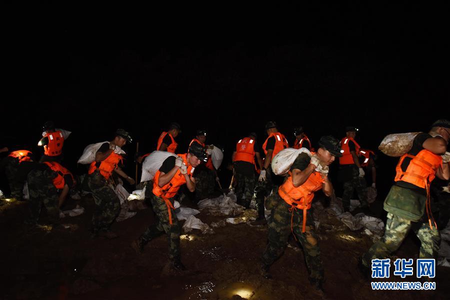 （防汛抗洪·圖文互動）（7）洪水不退，子弟兵誓死不退——解放軍和武警部隊官兵參與洪澇災害搶險救援記事