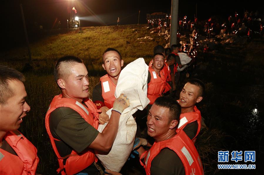 （防汛抗洪·圖文互動）（8）洪水不退，子弟兵誓死不退——解放軍和武警部隊官兵參與洪澇災害搶險救援記事