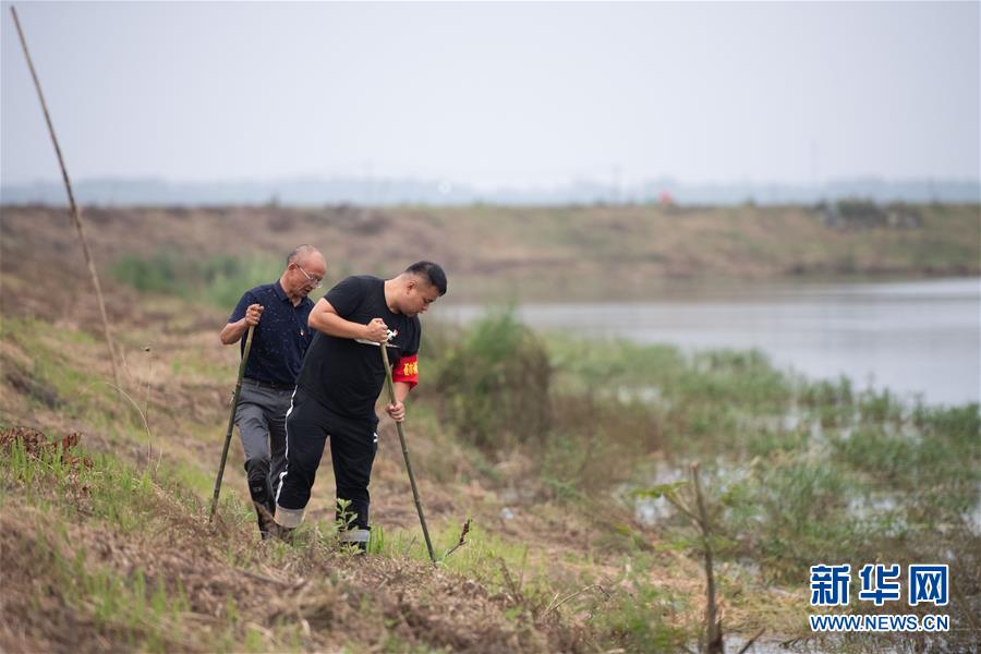 （防汛抗洪·圖文互動）（1）在大堤上成長，為人民守護——洪水中的青年“生力軍”