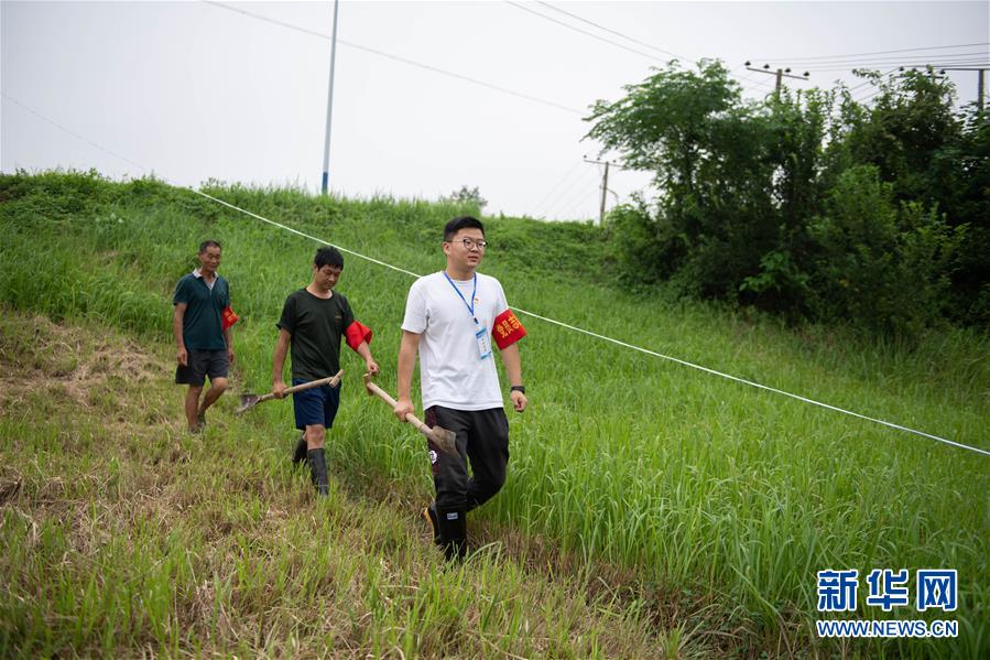 （防汛抗洪·圖文互動）（3）在大堤上成長，為人民守護——洪水中的青年“生力軍”