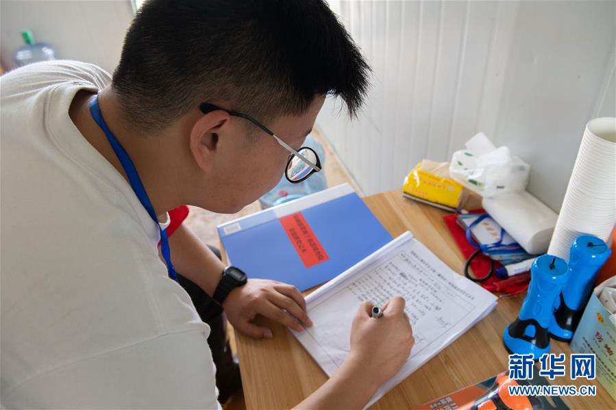 （防汛抗洪·圖文互動）（4）在大堤上成長，為人民守護——洪水中的青年“生力軍”