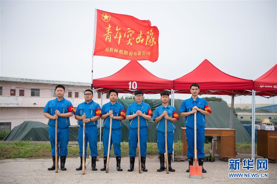（防汛抗洪·圖文互動）（8）在大堤上成長，為人民守護——洪水中的青年“生力軍”