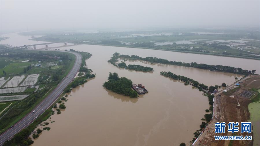 （防汛抗洪·圖文互動(dòng)）（1）洪水來(lái)襲，銅鑼聲在千年古鎮(zhèn)的雨夜響起