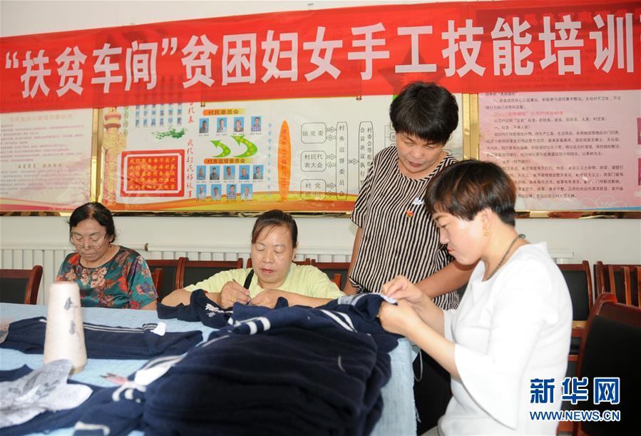 （決戰(zhàn)決勝脫貧攻堅(jiān)·圖文互動(dòng)）（1）內(nèi)蒙古河套：一雙巧手、一副棒針、一團(tuán)毛線打造貧困戶“炕頭經(jīng)濟(jì)”