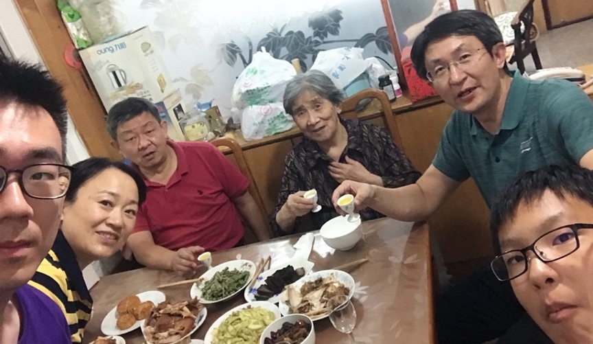 10月1日，留學(xué)生李天力（左一）在老家淄博的親戚家中與親人一起吃晚飯，共度中秋
