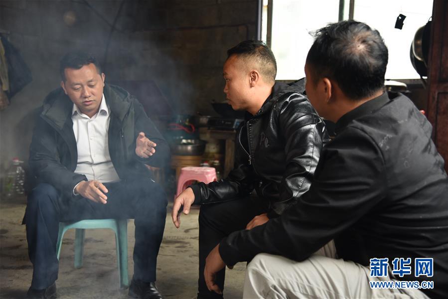（決戰(zhàn)決勝脫貧攻堅(jiān)·圖文互動(dòng)）“父親未完成的事業(yè)，我來(lái)完成”——貴州父子接力脫貧攻堅(jiān)