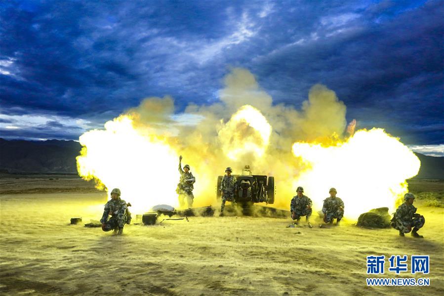 （在習(xí)近平強(qiáng)軍思想指引下·我們在戰(zhàn)位報告·圖文互動）（1）朵朵傘花綻放，勝戰(zhàn)精兵天降——空降兵部隊某旅教導(dǎo)員余海龍帶領(lǐng)官兵傳承黃繼光精神記事
