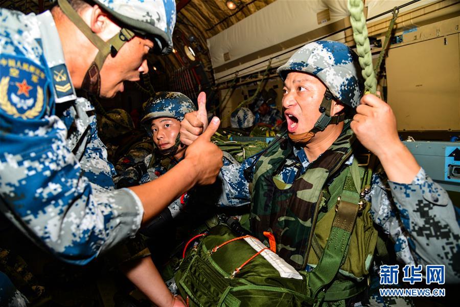 （在習(xí)近平強(qiáng)軍思想指引下·我們在戰(zhàn)位報告·圖文互動）（3）朵朵傘花綻放，勝戰(zhàn)精兵天降——空降兵部隊某旅教導(dǎo)員余海龍帶領(lǐng)官兵傳承黃繼光精神記事