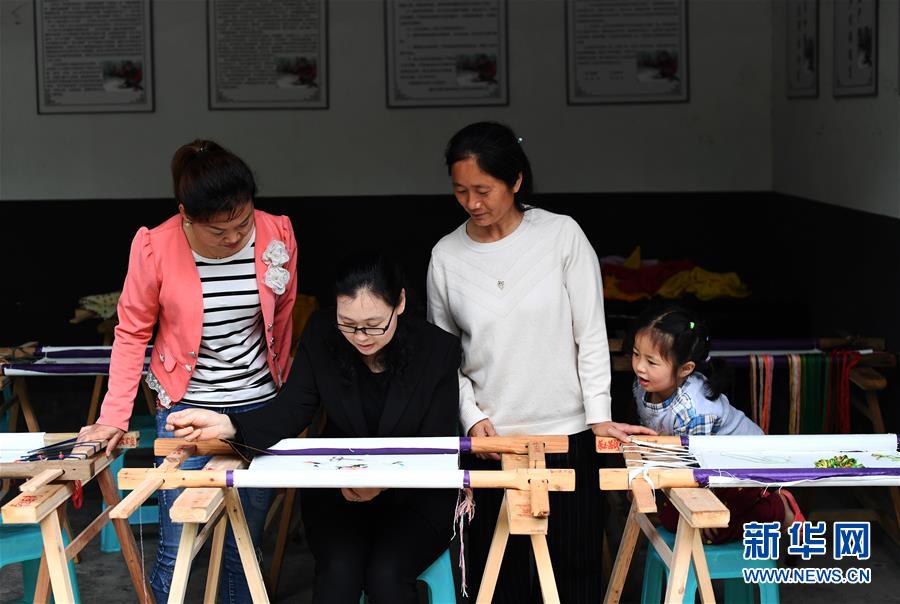 （兩會人物·圖文互動）（1）帶娃、賺錢兩不誤——一位農民工代表眼中的脫貧新工作