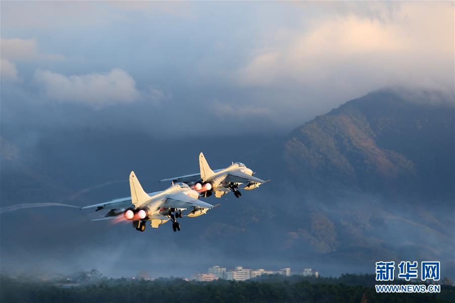 （新華全媒頭條·圖文互動(dòng)）（2）沿著中國(guó)特色強(qiáng)軍之路闊步前進(jìn)——黨中央、中央軍委領(lǐng)導(dǎo)推進(jìn)國(guó)防和軍隊(duì)建設(shè)70年紀(jì)實(shí)