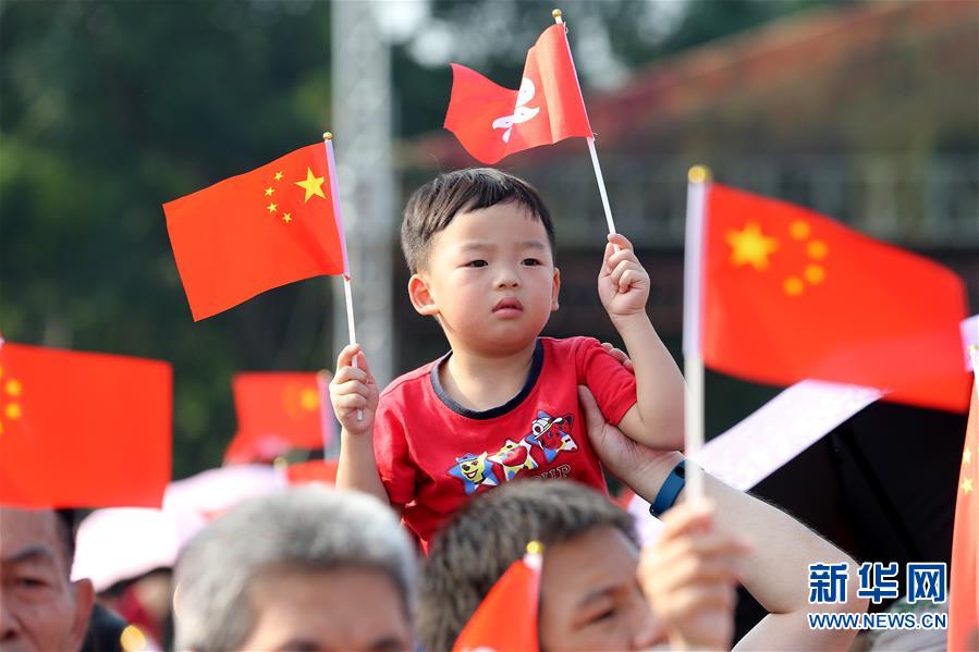 （圖文互動）（2）“我和我的祖國，一刻也不能分割”——解放軍駐香港部隊與市民共同慶祝國慶70周年見聞