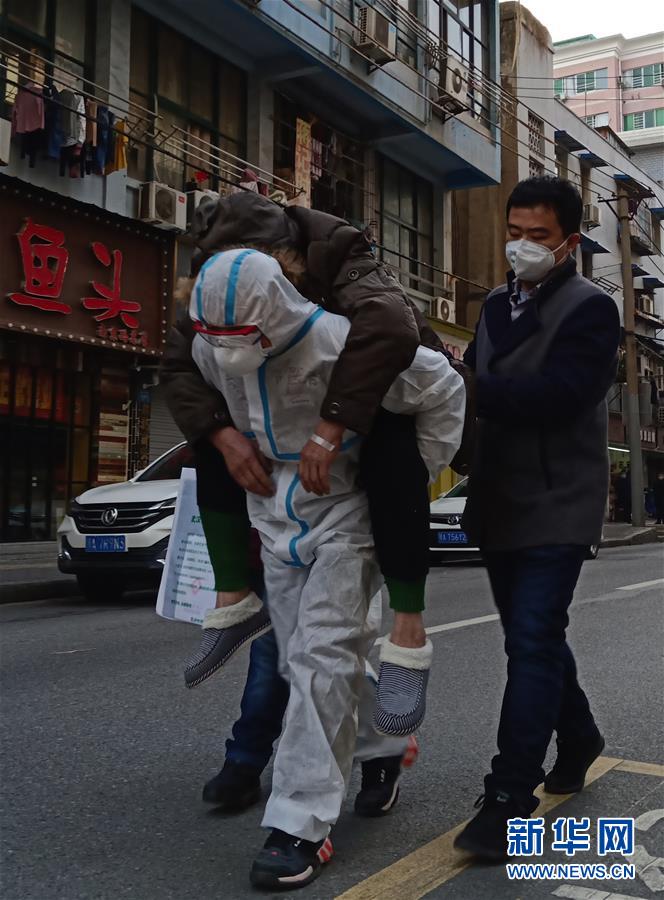 （習(xí)近平致敬的戰(zhàn)“疫”英雄·公安干警篇·圖文互動）（4）他們，抗疫一線鑄警魂