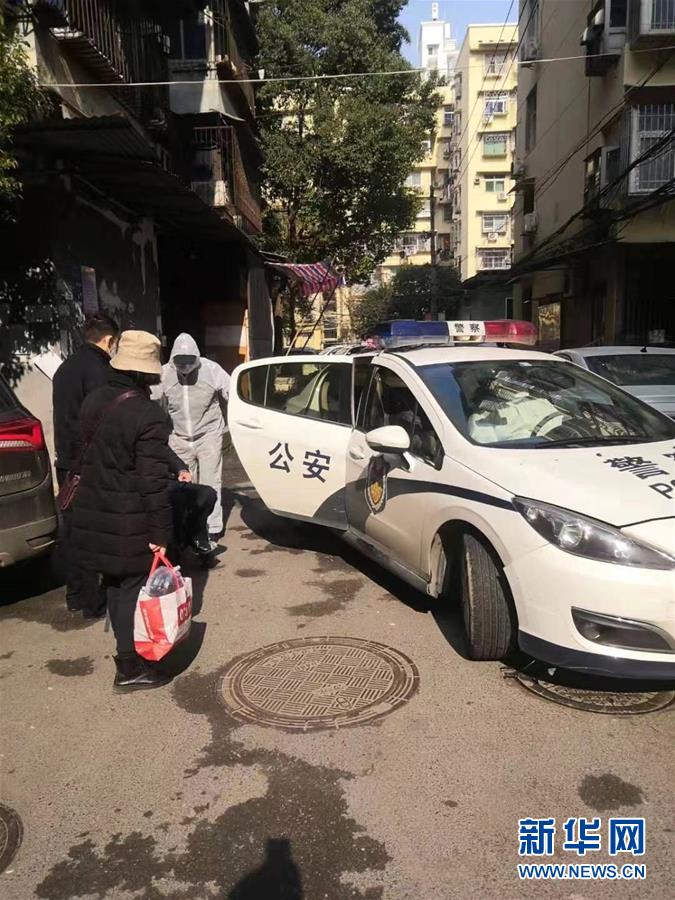 （習(xí)近平致敬的戰(zhàn)“疫”英雄·公安干警篇·圖文互動）（5）他們，抗疫一線鑄警魂