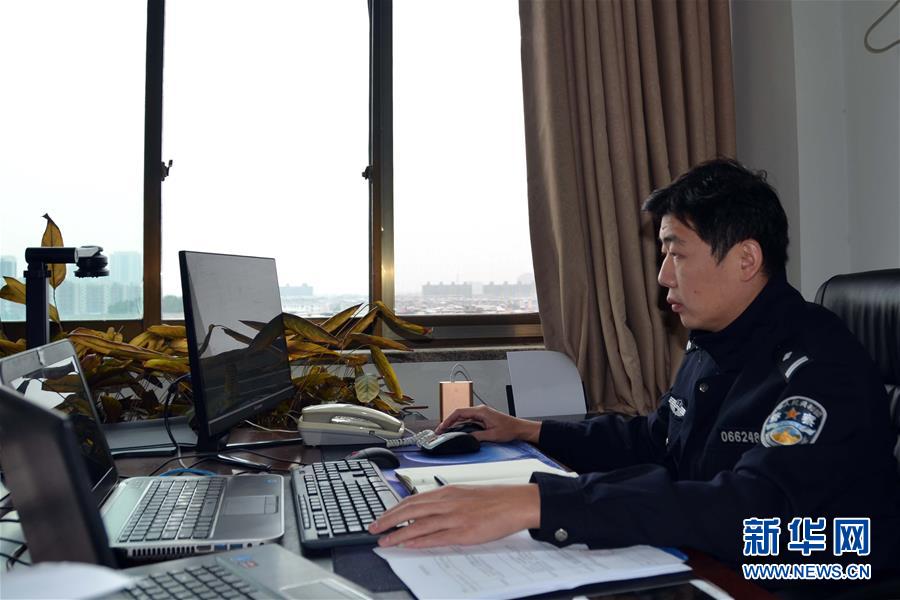 （習(xí)近平致敬的戰(zhàn)“疫”英雄·公安干警篇·圖文互動）（8）他們，抗疫一線鑄警魂