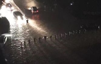 暴雨中的“最美人墻”找到了！