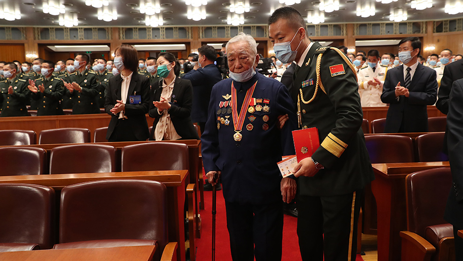 志愿軍老戰(zhàn)士、老同志入場(chǎng)
