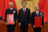 胡錦濤為獲得2012年度國(guó)家最高科學(xué)技術(shù)獎(jiǎng)的鄭哲敏院士、王小謨?cè)菏款C獎(jiǎng)