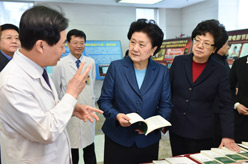 劉延東在北京協(xié)和醫(yī)院調研
