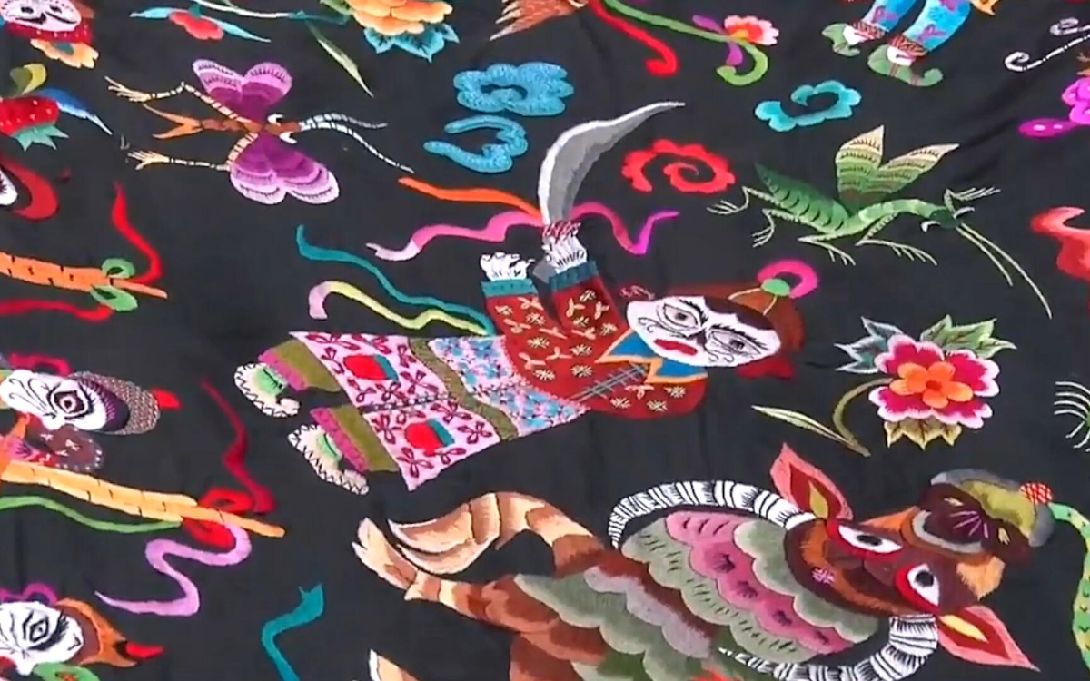 苗繡繡品慢慢得到市場(chǎng)認(rèn)可，回鄉(xiāng)的繡娘逐漸多了起來(lái)