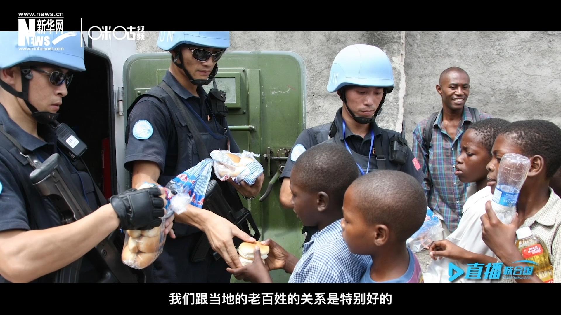 這群胸前印著五星紅旗的警察，在當?shù)孛癖娦睦镉兄恋榈榈姆萘?，也傳遞出許多的善意與感動。