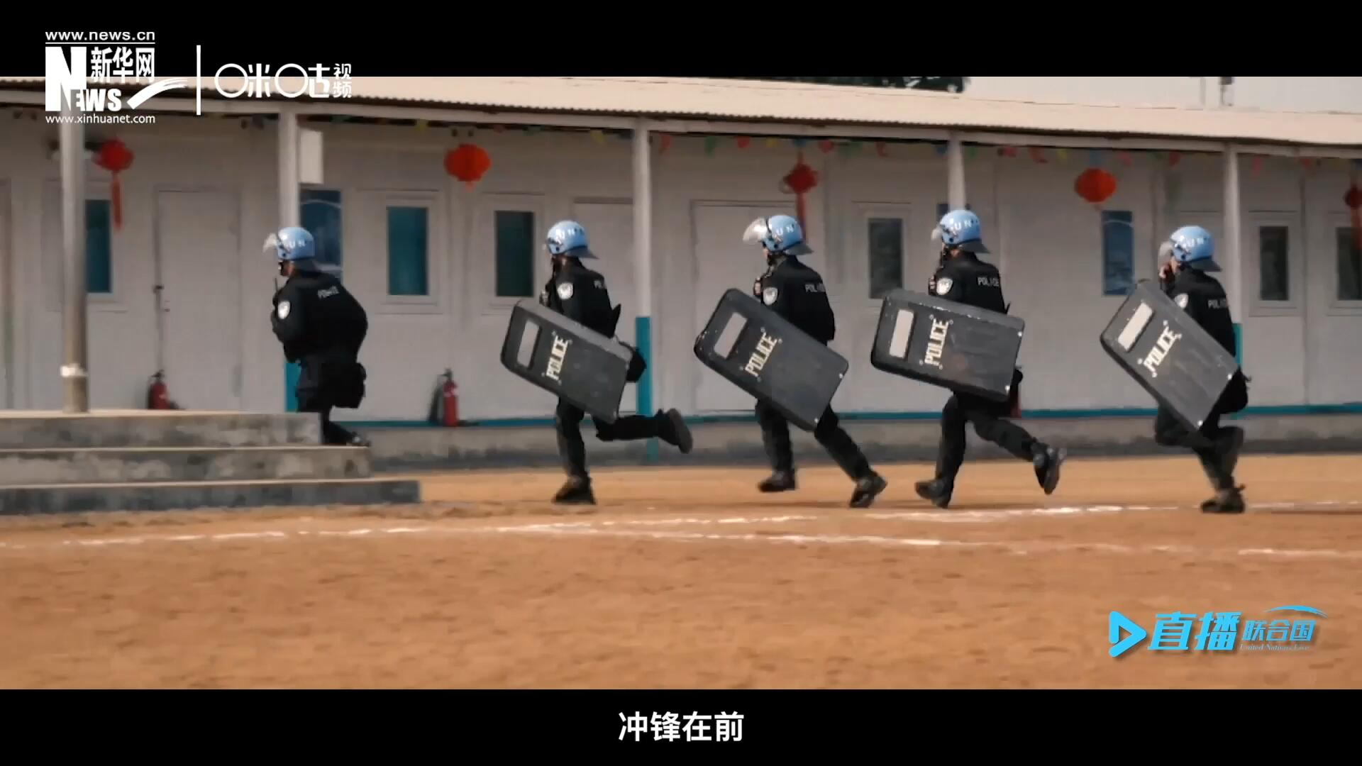 有這樣一支隊(duì)伍，他們不畏艱險(xiǎn)，沖鋒在前，頭戴藍(lán)盔，為和平而戰(zhàn)，他們的名字叫做聯(lián)合國維和部隊(duì)。