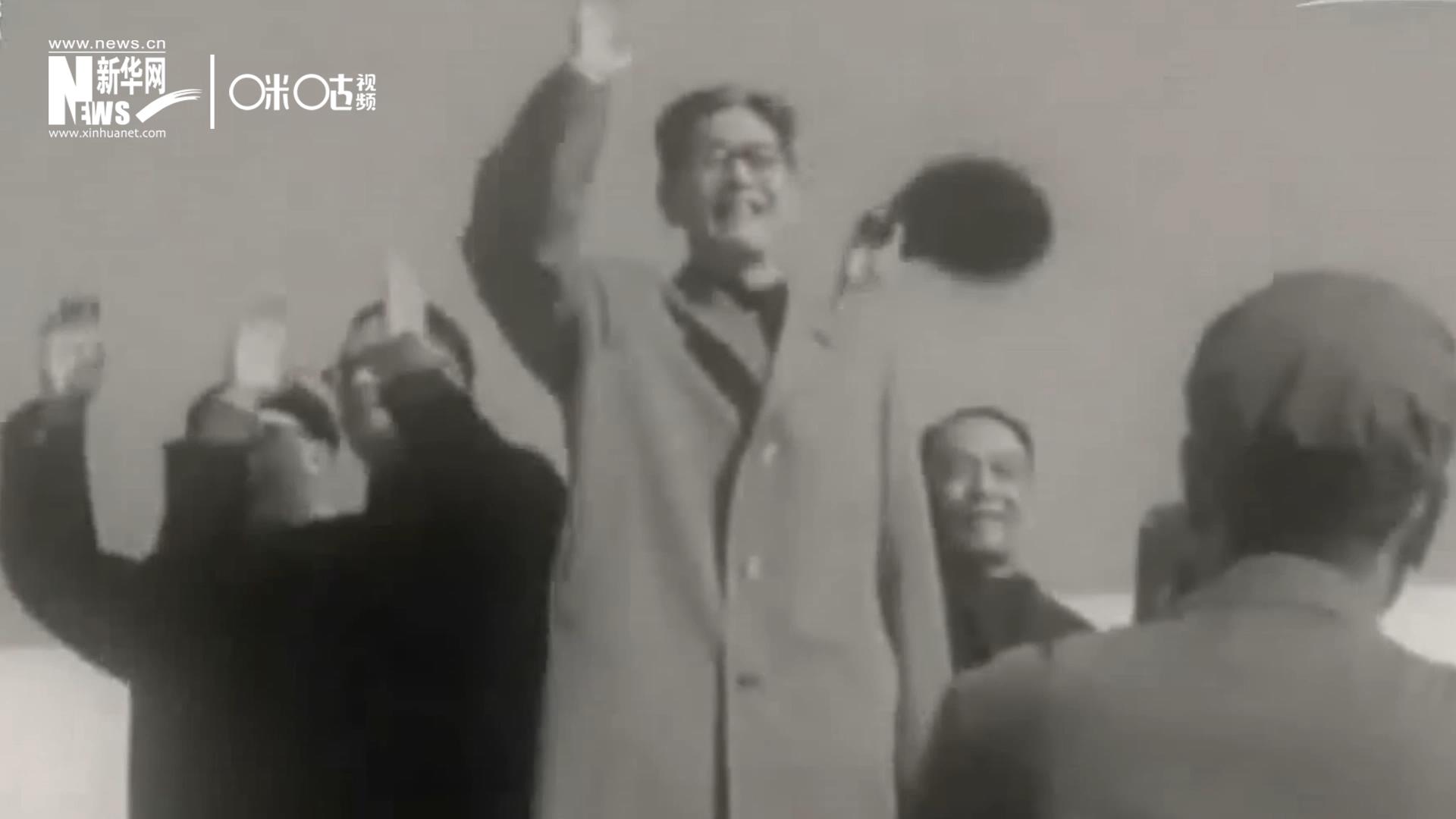 1971年11月9日，全新成立的中國(guó)聯(lián)合國(guó)代表團(tuán)在群眾的歡呼與掌聲中登上專(zhuān)機(jī)，正式開(kāi)啟了中國(guó)的聯(lián)合國(guó)之旅。