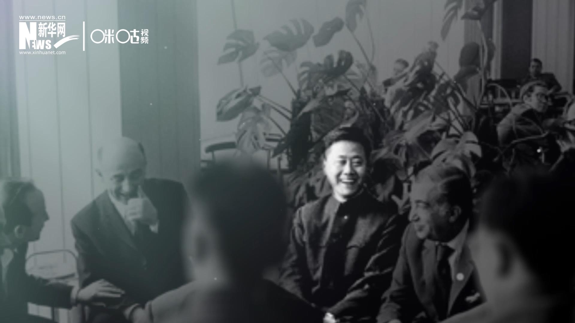 照片里的這個(gè)人是高梁，原新華社國(guó)際部記者。原本作為代表團(tuán)隨行記者的他接到通知，由他帶領(lǐng)一支先遣小組先行去紐約。