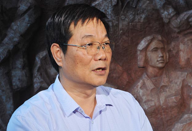 我們把黨的政治優(yōu)勢和現(xiàn)代企業(yè)制度優(yōu)勢結(jié)合起來，建立完善決策、執(zhí)行、監(jiān)督三個體系。