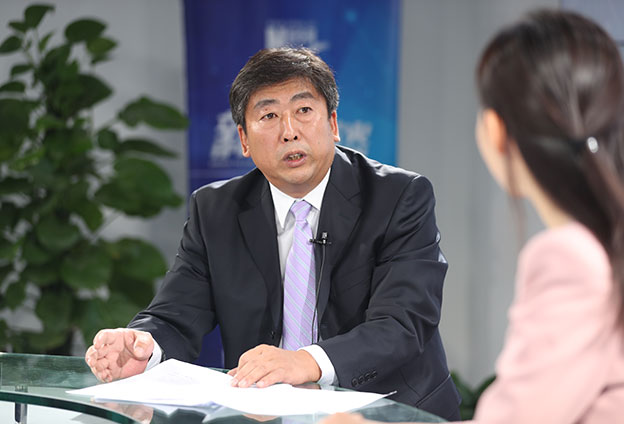 具體落在實(shí)處就是把方向，管大局，保落實(shí)