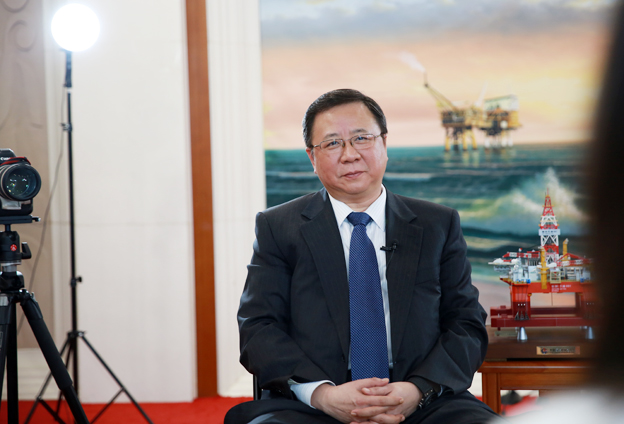 堅持黨的領(lǐng)導(dǎo)、加強黨的建設(shè)，是國有企業(yè)的光榮傳統(tǒng)。