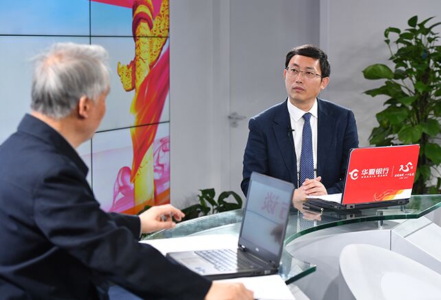 您再給我們梳理一下，黨章中有關“基本路線”的修改情況。