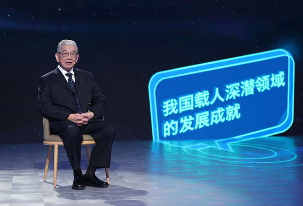 抱著要建造先進的海軍裝備保家衛(wèi)國的心愿，考入了交通大學造船系