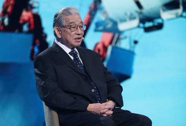 中華民族實現(xiàn)了可上九天攬月，可下五洋捉鱉的宏偉夙愿
