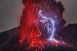 大自然“憤怒”之力！攝影師拍到火山閃電奇觀(guān)