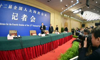 尚福林、劉士余、項(xiàng)俊波等步入會(huì)場(chǎng)