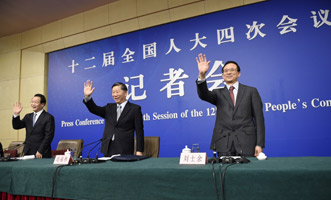 尚福林、劉士余和項(xiàng)俊波向記者揮手致意