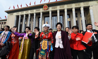 閉幕會(huì)后，代表走出人民大會(huì)堂