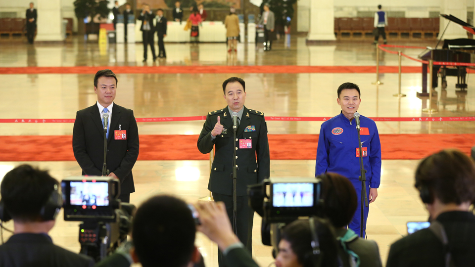 趙宏博、景海鵬、唐嘉陵代表接受采訪