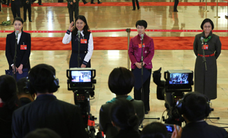 吳敏霞、杜玉濤、蒙曼、盧麗安代表接受采訪